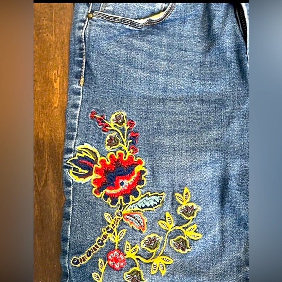 🚩Embroidered Floral Jeans! - Picture 7 of 12